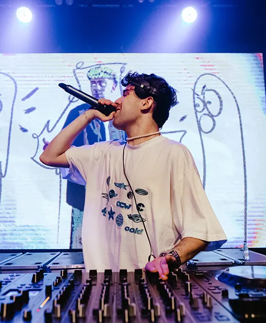 Show de Raude mientras trabaja con DJ en el escenario con mucha gente viéndole